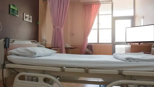 不会唱歌却开演唱会，58岁的郑伊健消费情怀？